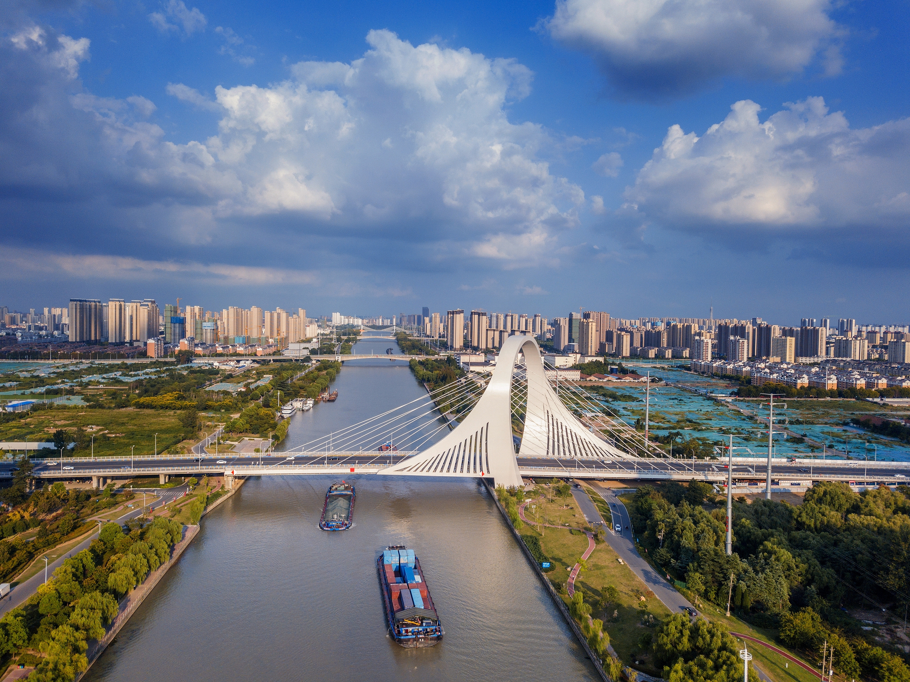 2022年9月12日，幾艘船舶行駛在江蘇淮安運(yùn)河大橋附近。