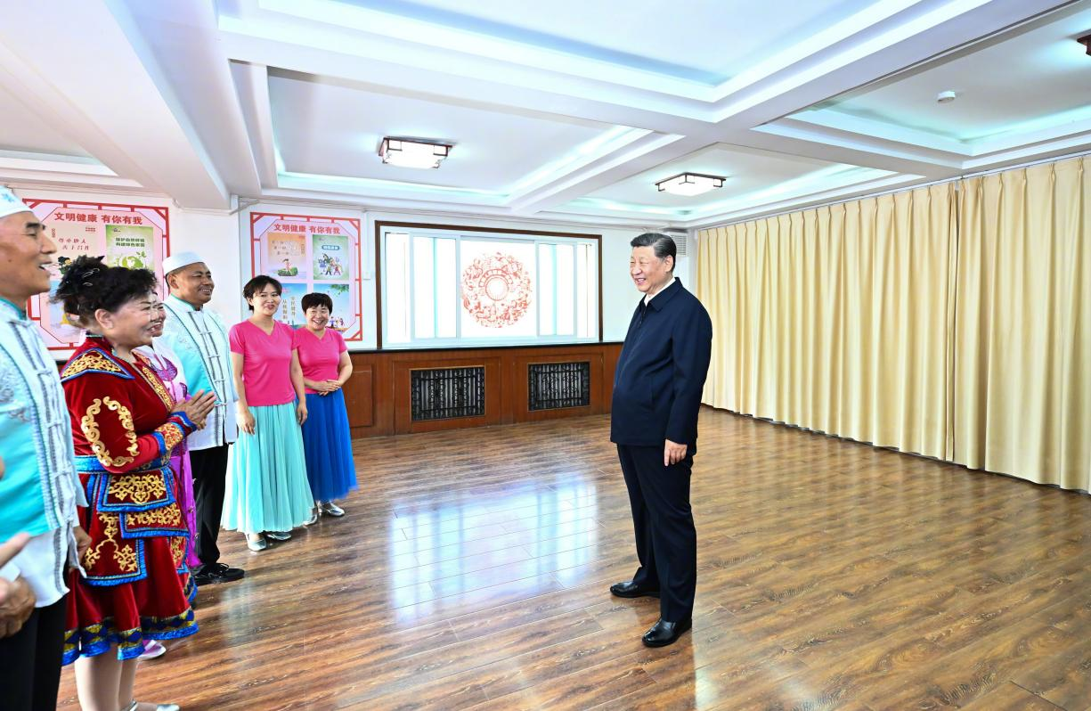 6月19日下午，習(xí)近平總書記在銀川市金鳳區(qū)長城花園社區(qū)活動室考察時，同社區(qū)居民親切交流。