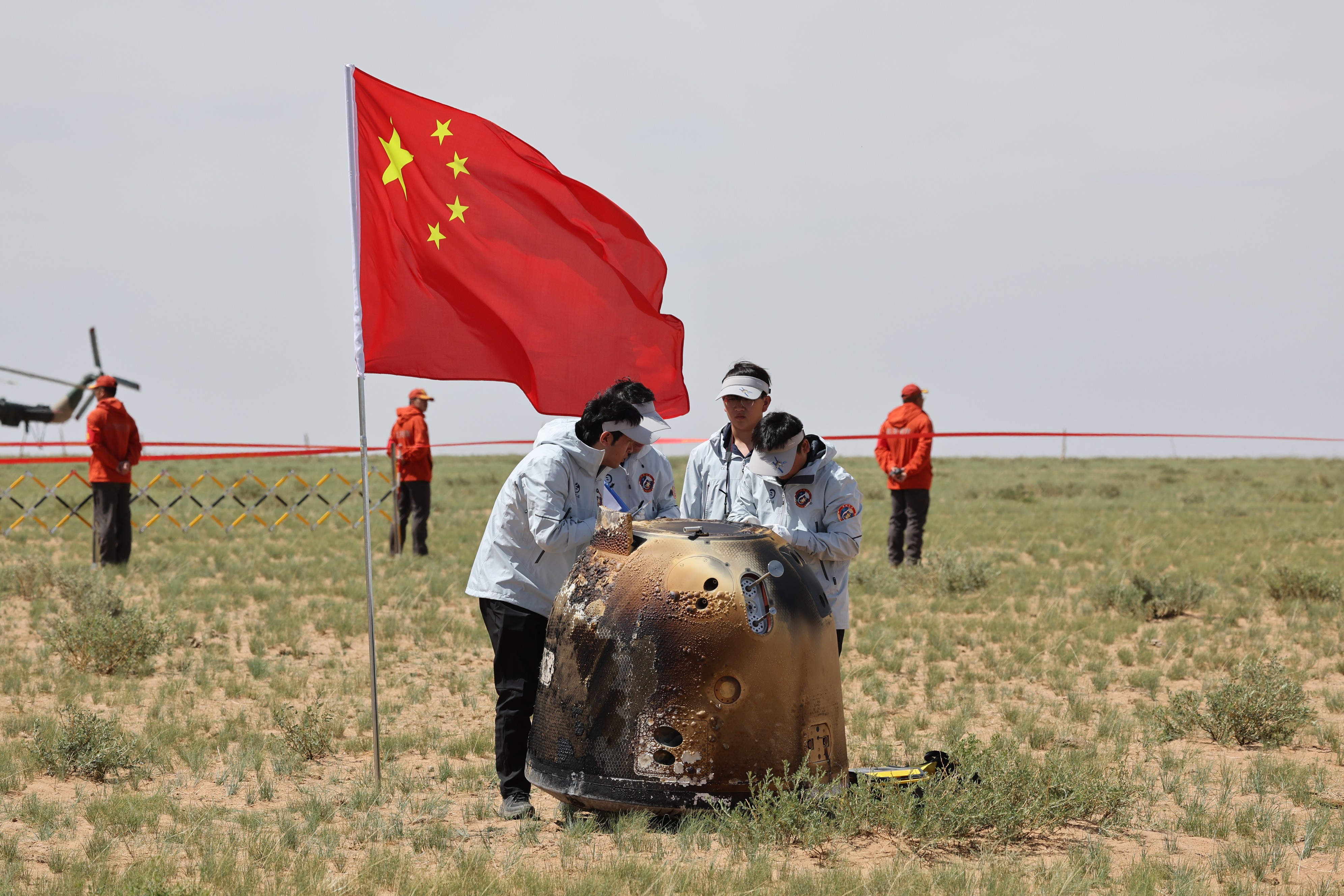 6月25日拍攝的嫦娥六號(hào)返回器回收現(xiàn)場(chǎng)。