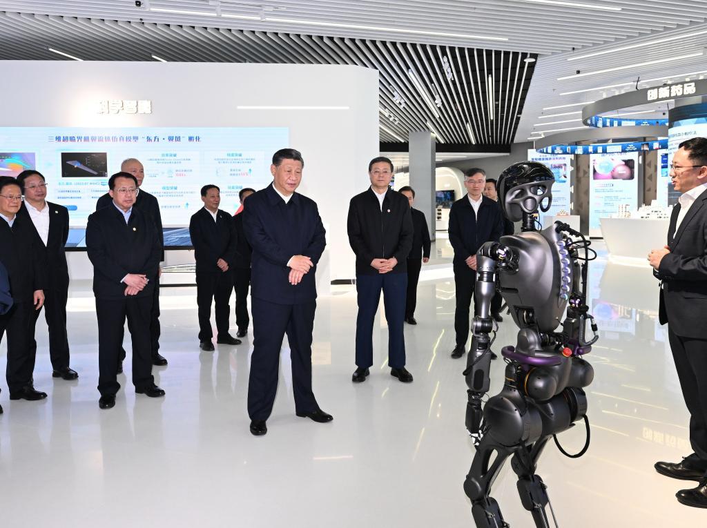 2023年11月28日下午，習(xí)近平在浦東新區(qū)張江科學(xué)城參觀上海科技創(chuàng)新成果展。新華社記者 謝環(huán)馳 攝
