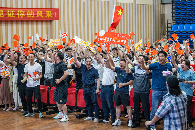 北京時(shí)間7月27日，2024年巴黎奧運(yùn)會(huì)首個(gè)比賽日，在射擊10米氣步槍混合團(tuán)體比賽中，中國(guó)選手黃雨婷/盛李豪獲得金牌。圖為黃雨婷的母校師生們通過(guò)收看奧運(yùn)直播的方式為她加油助威。