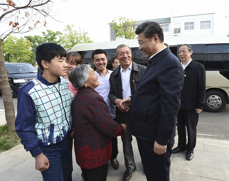 2016年4月25日，習(xí)近平在安徽省滁州市鳳陽縣小崗村看望當(dāng)年大包干帶頭人嚴(yán)金昌（右三）一家。