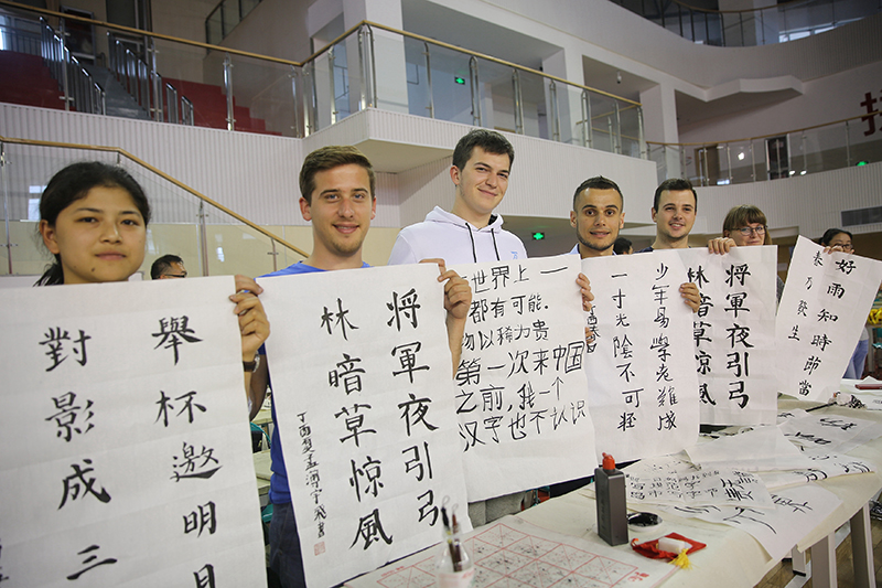 2017年6月5日，來自青島大學(xué)和中國石油大學(xué)（華東）的外國留學(xué)生在展示剛剛現(xiàn)場(chǎng)完成的書法作品。
