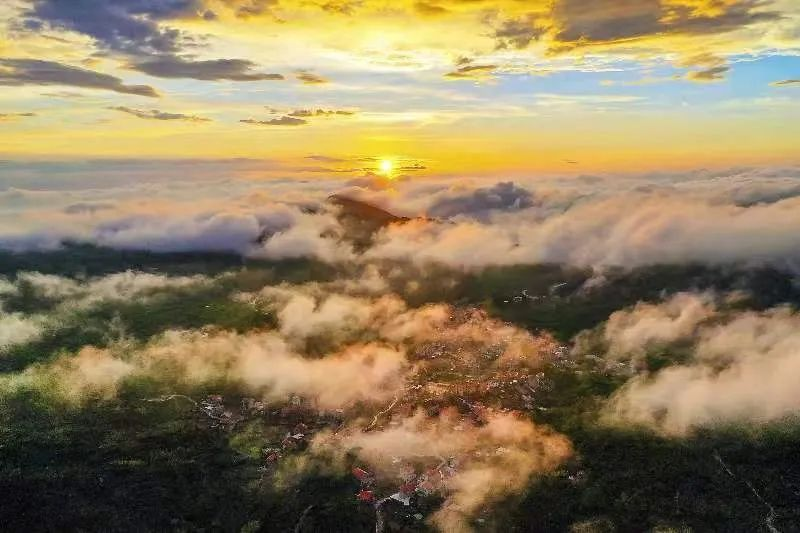 圖為云霧繚繞的軍營村，群山盡翠，紅瓦掩映。廈門市委宣傳部供圖