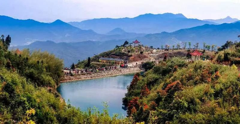 圖為游客們到軍營村七彩池欣賞美景。廈門市委宣傳部供圖