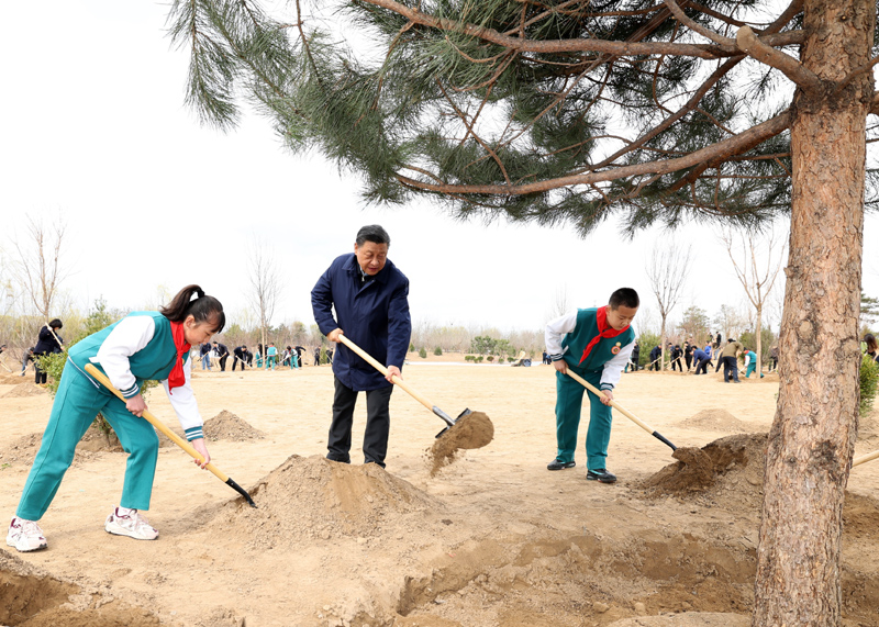 2022年3月，習(xí)近平總書記來到北京市大興區(qū)黃村鎮(zhèn)參加首都義務(wù)植樹活動，同大家一起植樹。新華社記者 黃敬文 攝