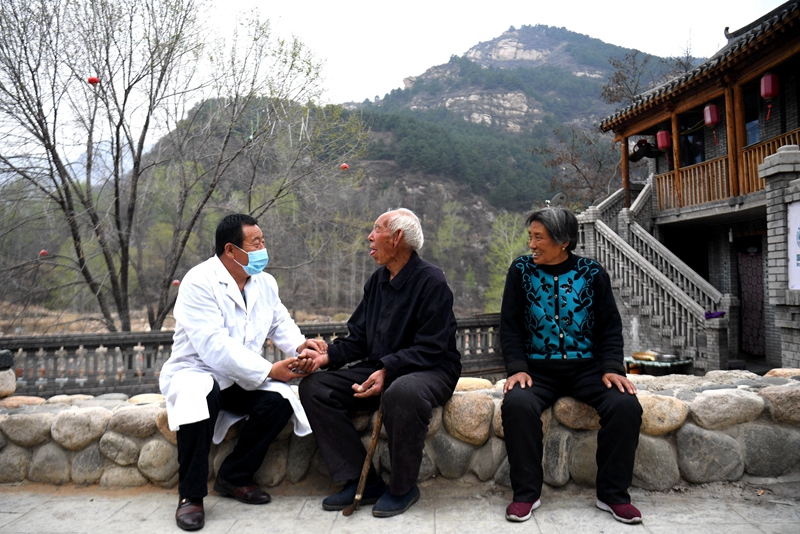 2020年4月15日，在河北阜平縣龍泉關(guān)鎮(zhèn)駱駝灣村，村醫(yī)霍建國(guó)為村民把脈。