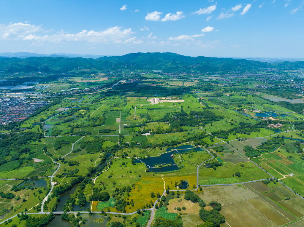 2024年7月4日拍攝的杭州良渚古城遺址公園全景（無(wú)人機(jī)照片）。新華社記者 江漢 攝