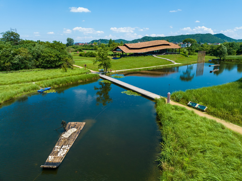 2024年7月4日拍攝的杭州良渚古城遺址公園南城墻遺址展示點(diǎn)（無(wú)人機(jī)照片）。新華社記者 江漢 攝