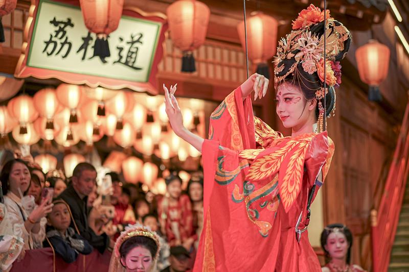 △2024年10月2日，陜西省西安市長(zhǎng)安十二時(shí)辰主題街區(qū)的“唐潮”系列沉浸式表演。