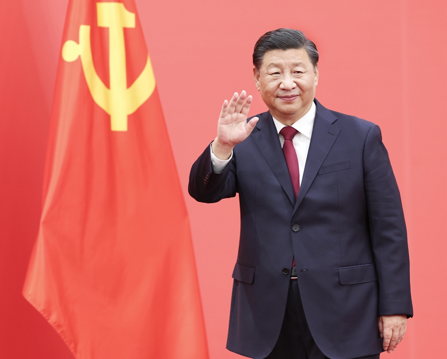 2022年10月23日，習(xí)近平在北京人民大會堂同采訪中共二十大的中外記者親切見面。