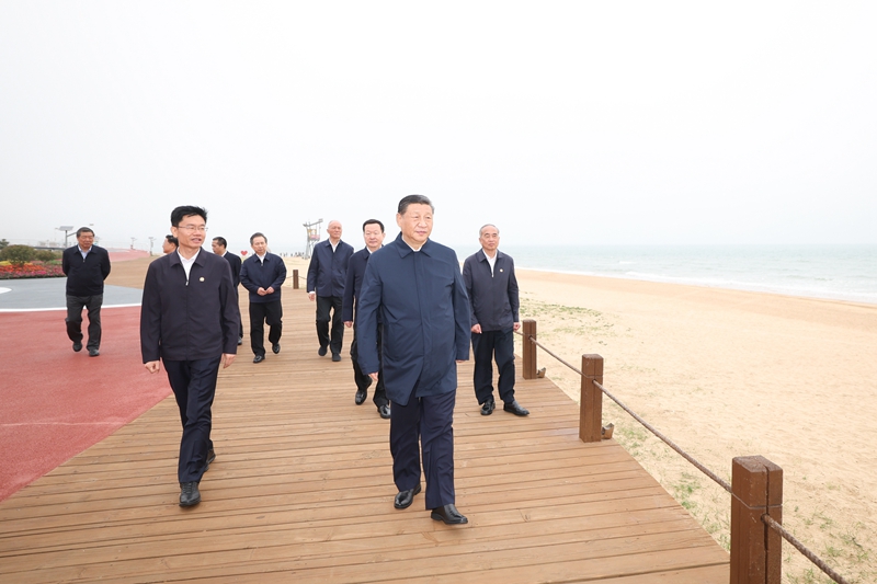 2024年5月22日，習(xí)近平總書記在山東日照陽光海岸綠道考察。