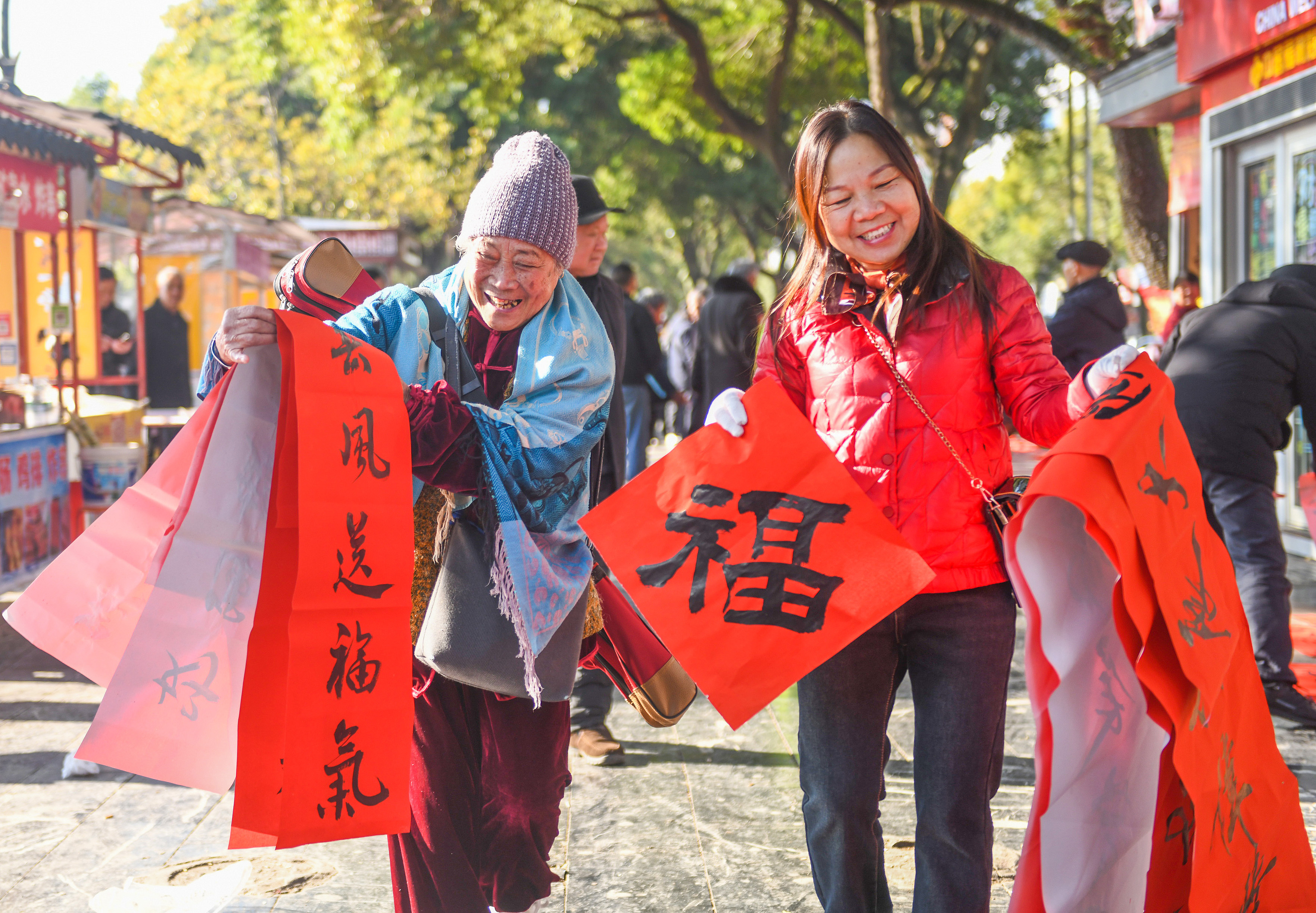 2025年1月13日，在湖南省永州市道縣西洲公園義工崗?fù)?，市民們領(lǐng)到了書(shū)法志愿者為大家書(shū)寫(xiě)的春聯(lián)。