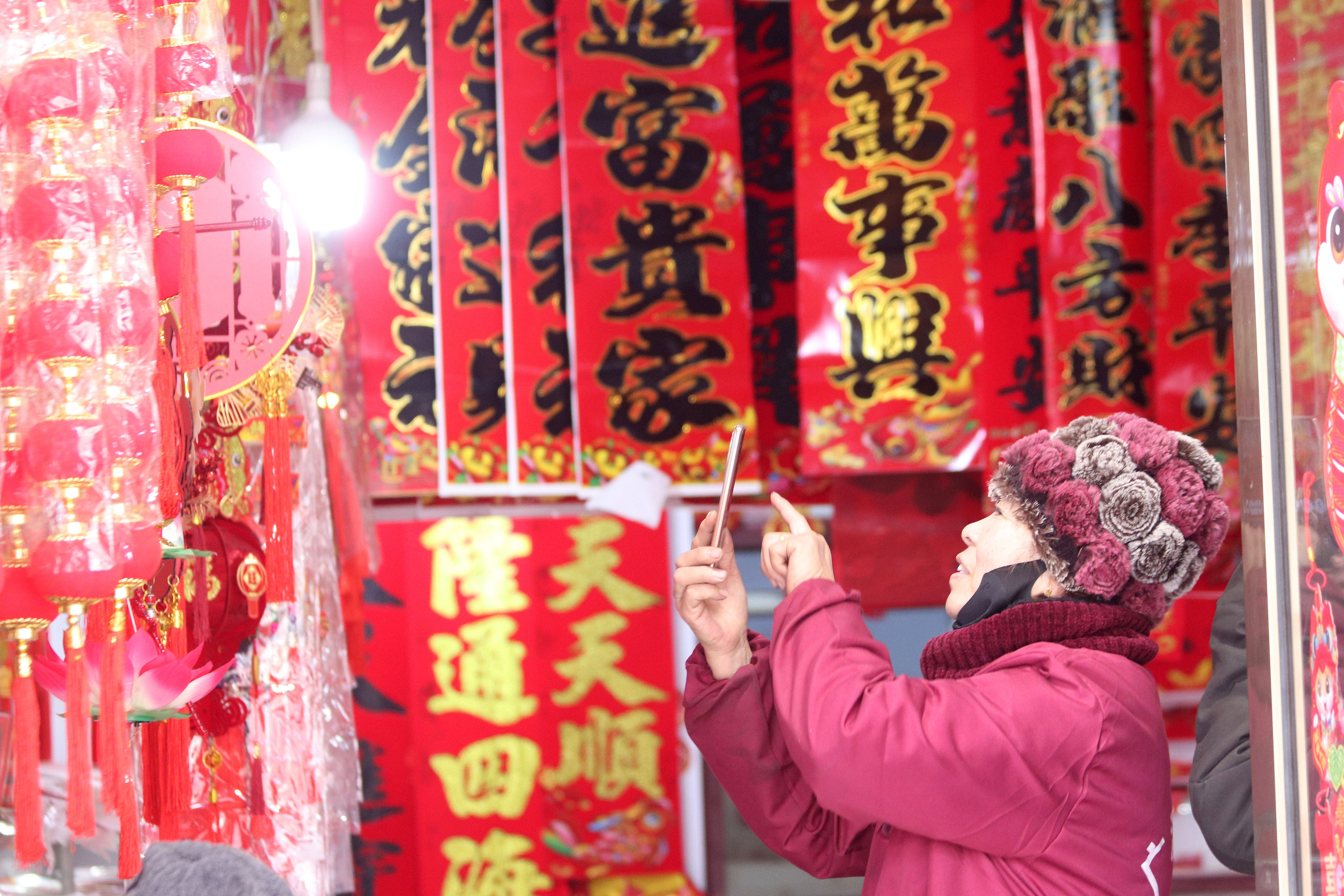 2025年1月5日，在山東省高密市夏莊鎮(zhèn)東李家村，商戶(hù)使用手機(jī)推銷(xiāo)新春飾品。