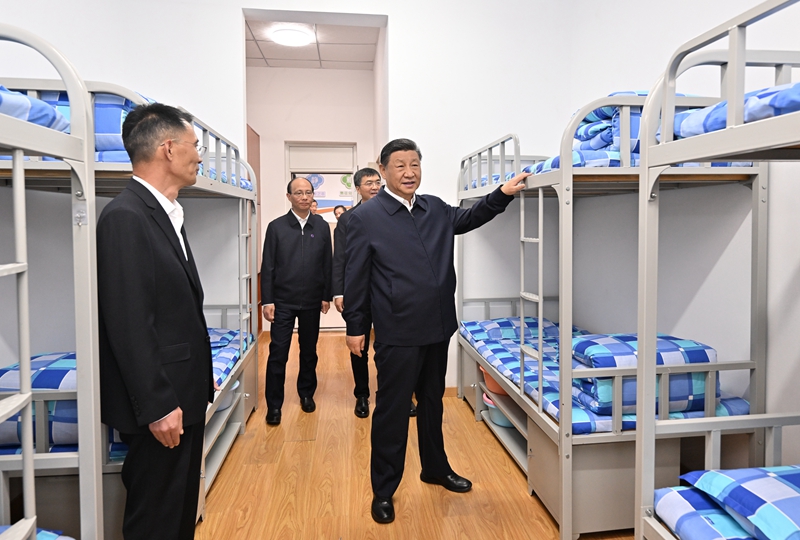 2024年6月18日下午，習(xí)近平總書記在青海果洛西寧民族中學(xué)宿舍樓察看學(xué)生住宿條件。