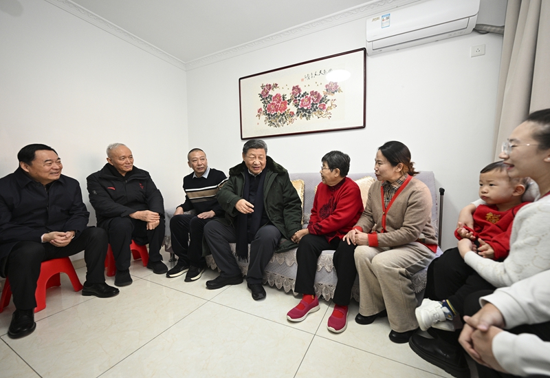 2025年1月23日上午，習(xí)近平總書記在遼寧沈陽大東區(qū)長安街道長安小區(qū)考察時，走進(jìn)居民郎素蘭家中看望。