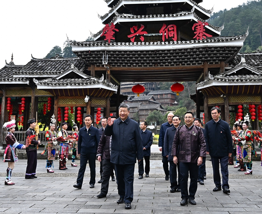 2025年3月17日下午，習(xí)近平在黔東南州黎平縣肇興侗寨考察時，在寨門口向身著民族盛裝歡迎的村民揮手致意。新華社記者 燕雁 攝