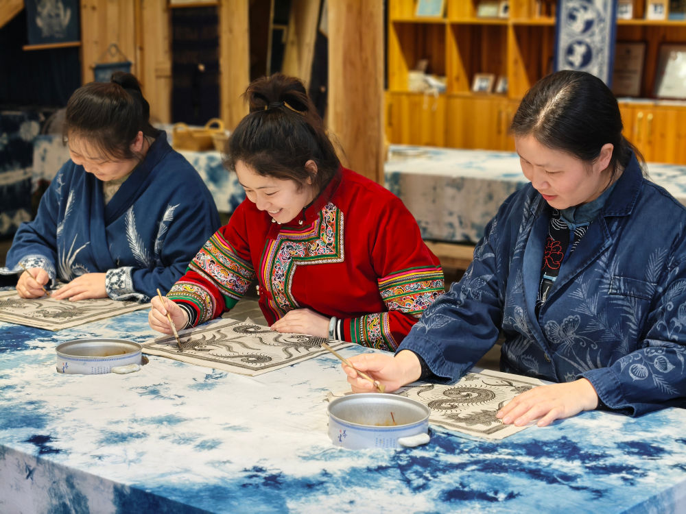 2025年3月14日，村民在肇興侗寨內(nèi)制作蠟染。圖片來源：新華社