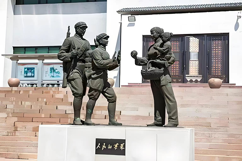 錦州蘋果廉政文化展覽館前的《人民的蘋果》主題雕塑。（由遼沈戰(zhàn)役紀(jì)念館供圖）