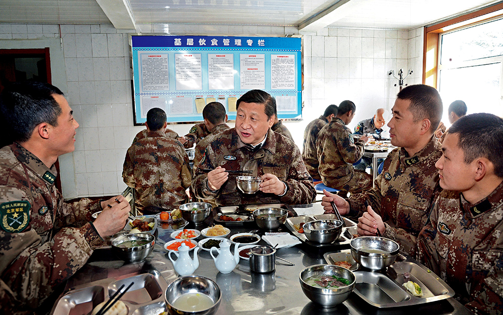 2014年1月26日，習近平主席專程來到內蒙古軍區(qū)邊防某部，親切看望慰問戍邊官兵。這是在連隊食堂，習近平主席同戰(zhàn)士們一起用餐。