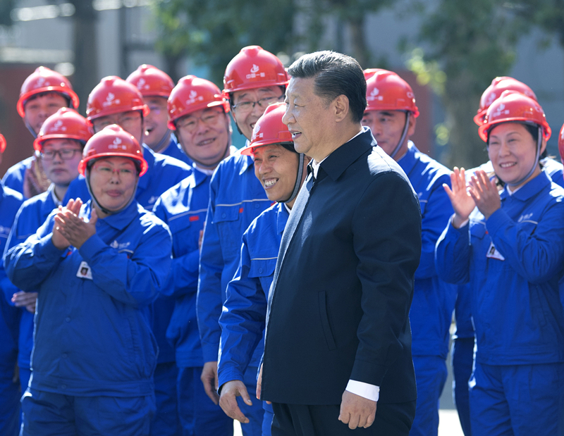 2018年9月26日，在中國一重集團(tuán)，習(xí)近平總書記走到工人中間，同大家親切交流。