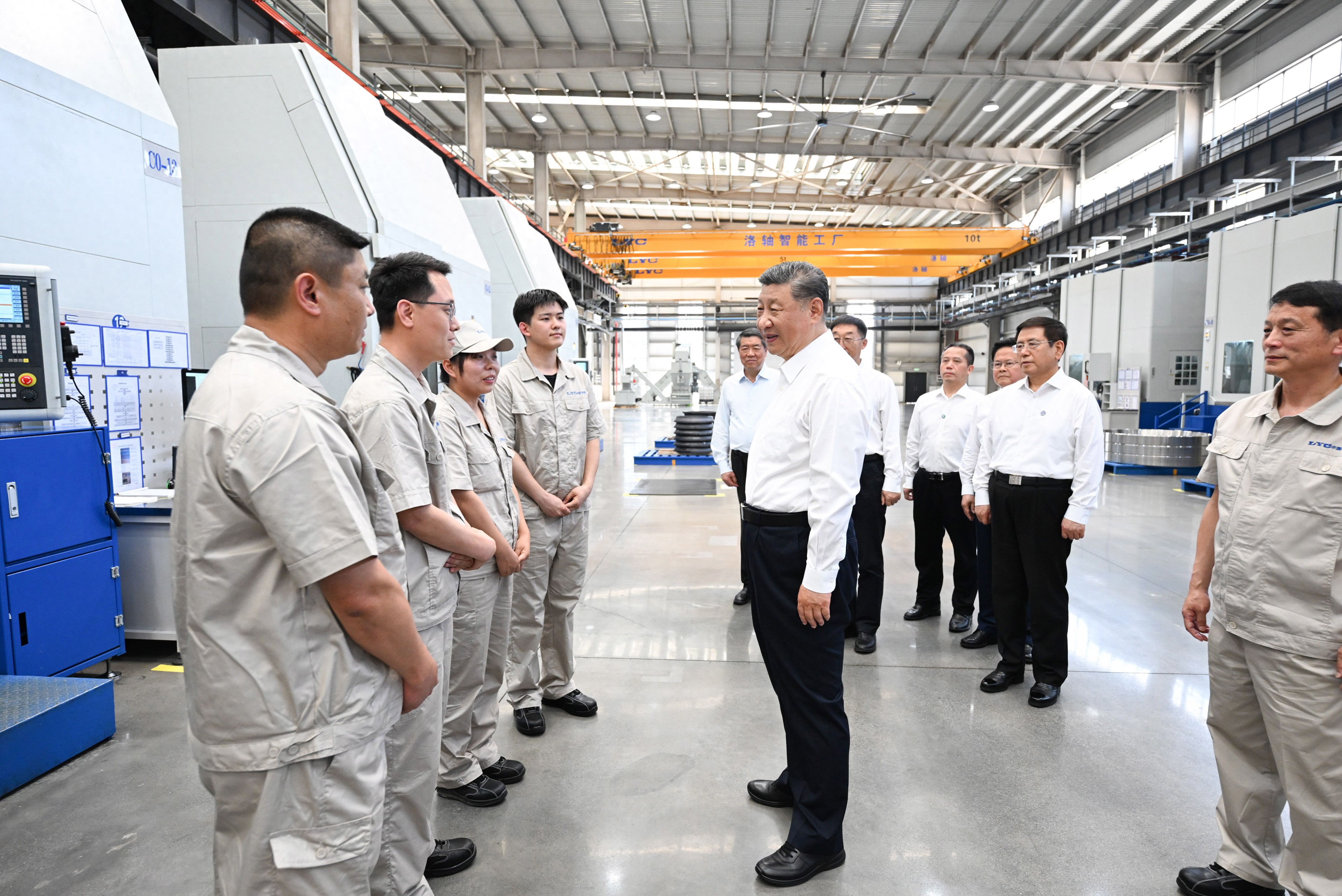 5月19日至20日，中共中央總書記、國家主席、中央軍委主席習近平在河南考察。這是19日下午，習近平在洛陽軸承集團股份有限公司智能工廠考察時，同企業(yè)職工親切交流。新華社記者 燕雁 攝