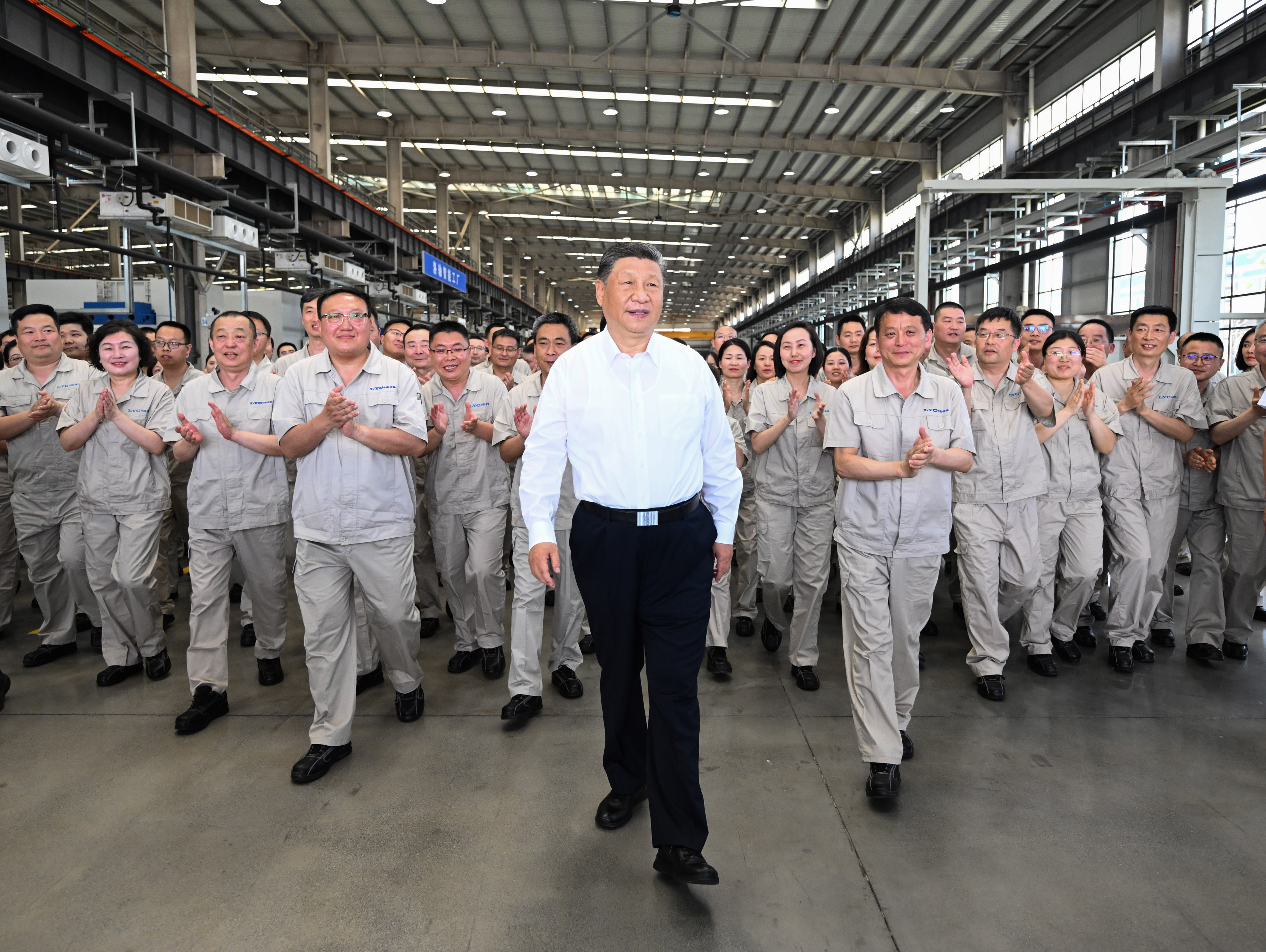 月19日至20日，中共中央總書記、國家主席、中央軍委主席習近平在河南考察。這是19日下午，習近平在洛陽軸承集團股份有限公司智能工廠考察時，同企業(yè)職工在一起。新華社記者 燕雁 攝