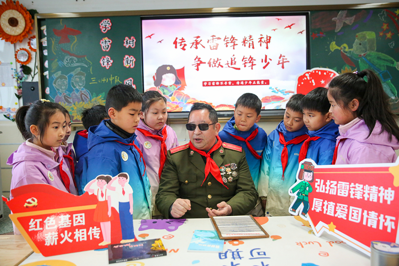 2025年3月3日，江蘇南通如皋市安定小學(xué)里，傷殘軍人許波銀在思政小課堂上向?qū)W生講述雷鋒故事。
