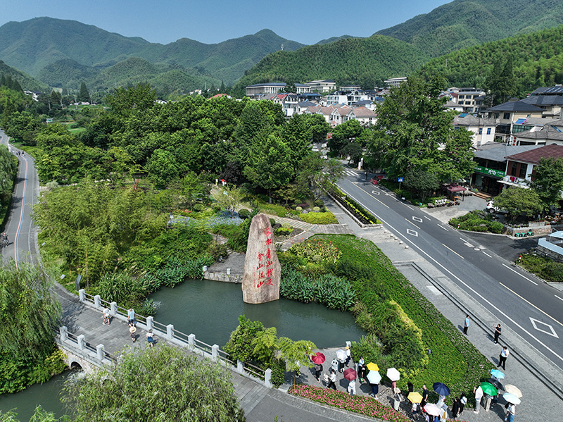 2023年8月11日，游客在浙江安吉余村參觀。
