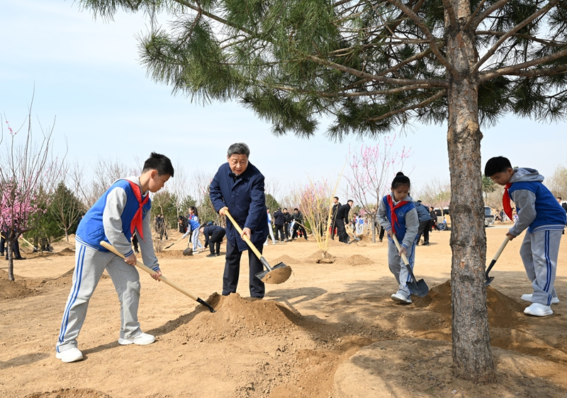 2025年4月3日，習(xí)近平總書記來到北京豐臺(tái)區(qū)永定河畔參加首都義務(wù)植樹活動(dòng)。