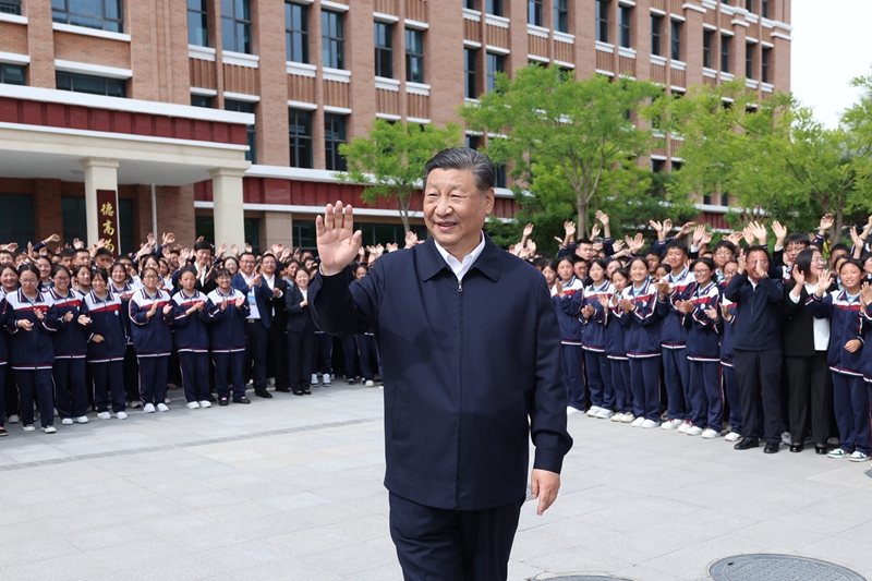 2024年6月18日，習(xí)近平總書記在青海果洛西寧民族中學(xué)考察時(shí)，向師生們揮手致意。