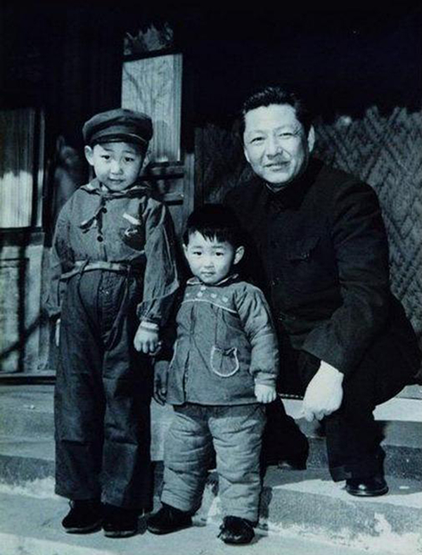 1958年，習(xí)仲勛與兒子習(xí)近平、習(xí)遠(yuǎn)平在一起。