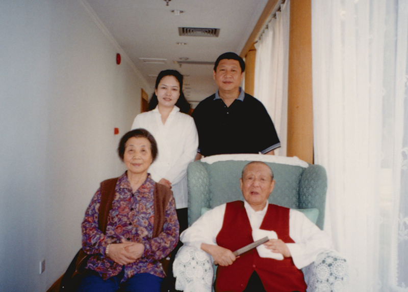 習(xí)近平與夫人彭麗媛同父親習(xí)仲勛、母親齊心的合影。