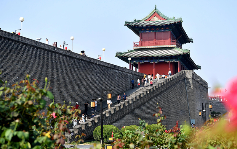 2024年9月16日，游客在河北省石家莊市正定古城游玩。