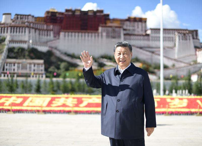 2021年7月22日，習近平在布達拉宮廣場考察時，向游客和當?shù)厝罕姄]手致意。