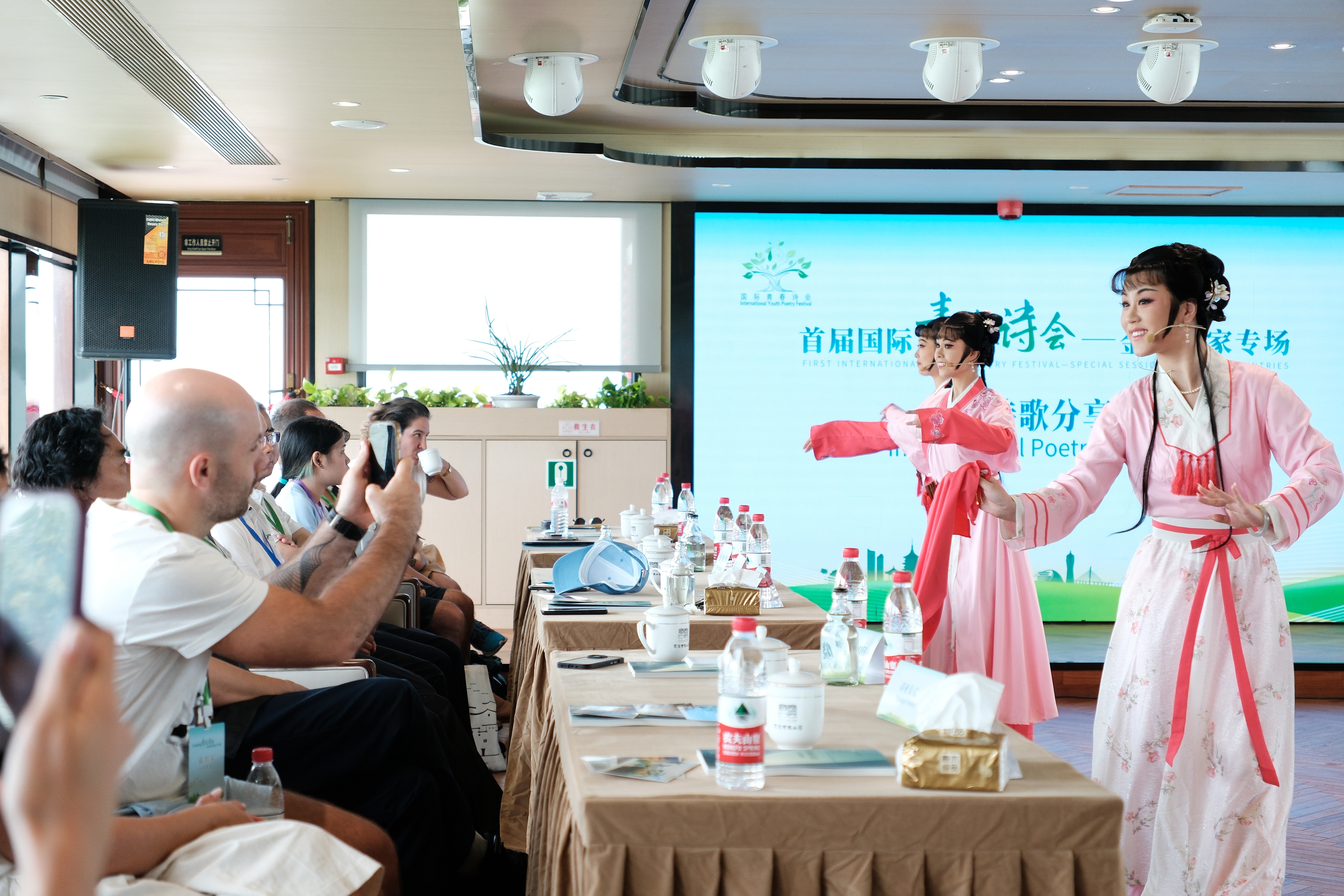 2024年7月21日，浙江杭州，金磚國(guó)家外國(guó)友人欣賞越劇《富陽新曲》。