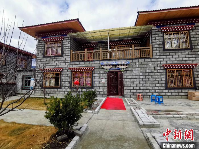 圖為林芝米林縣羌納鄉(xiāng)西嘎村村民家家戶戶發(fā)展庭院經濟，院內種滿了各種果樹。　趙延 攝