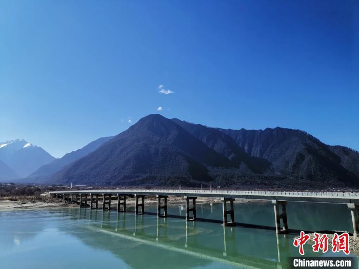 圖為現在已經通車的魯霞大橋?！≮w延 攝