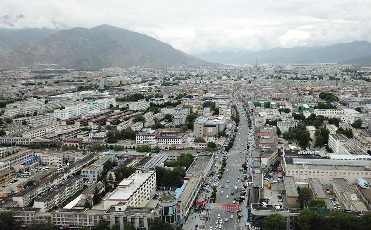 8月10日無人機(jī)拍攝的拉薩城市一景。新華社記者 王益亮 攝.jpg