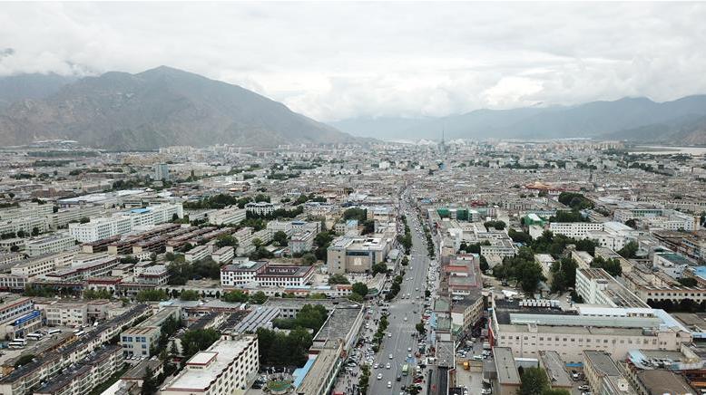 8月10日無人機(jī)拍攝的拉薩城市一景。新華社記者 王益亮 攝.jpg