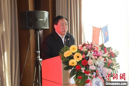 圖為中國非公立醫(yī)療機(jī)構(gòu)協(xié)會(huì)常務(wù)副會(huì)長兼秘書長郝德明致辭?！№n相澤 攝