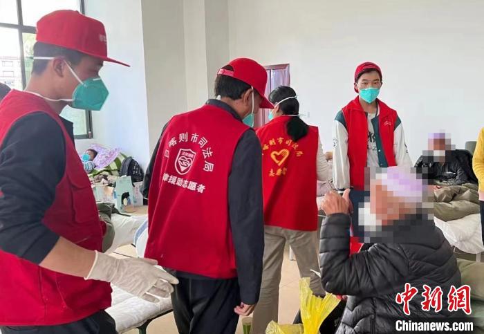 圖為得到妥善安置周到的服務，患者向志愿者豎起大拇指。　日喀則市委宣傳部供圖