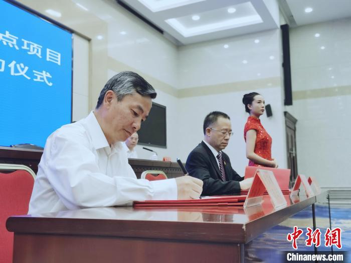 圖為青海省副省長(zhǎng)匡湧(左)簽訂合作共建區(qū)域醫(yī)療中心框架協(xié)議?!?zhí)砀?攝