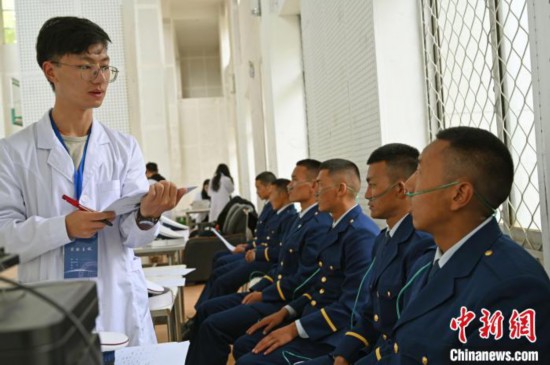 圖為研究團隊成員登記消防員信息?！≮w朗 攝