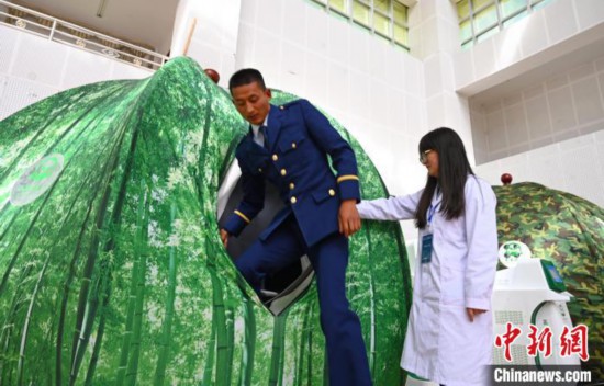 圖為參與完測試，消防員走出高壓氧倉。　趙朗 攝