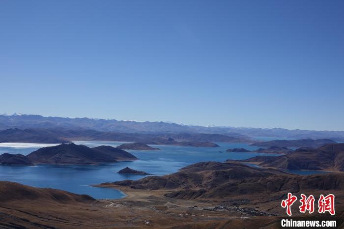 冬日羊卓雍措：湖水湛藍(lán)，如詩如畫