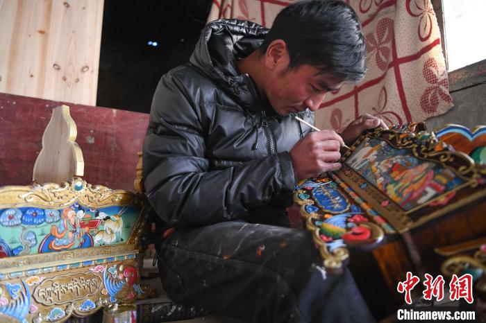 圖為拉薩手藝人制作年貨“切瑪盒”?！∝暩聛硭?攝