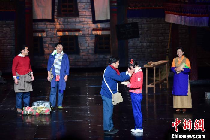 圖為西藏本土話劇《八廓街北院》演出現(xiàn)場。　貢嘎來松 攝