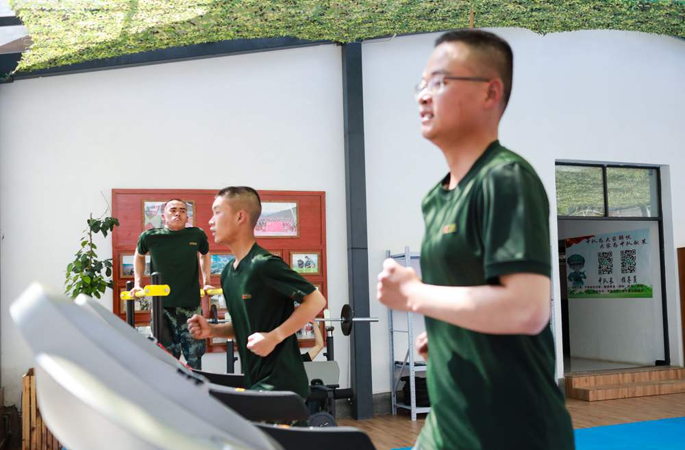 官兵正在新配發(fā)的跑步機(jī)上運(yùn)動(dòng)。