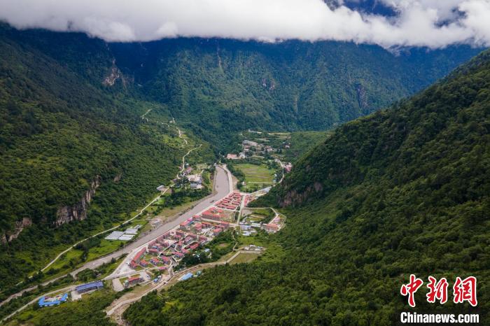 西藏山南勒布溝風光?！〗w波 攝
